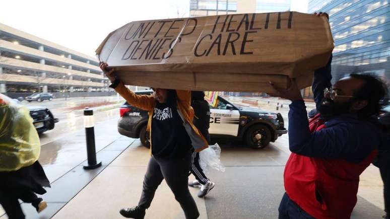 A UnitedHealth tem sido alvo de protestos de pessoas que tiveram seus pedidos por atendimento negados