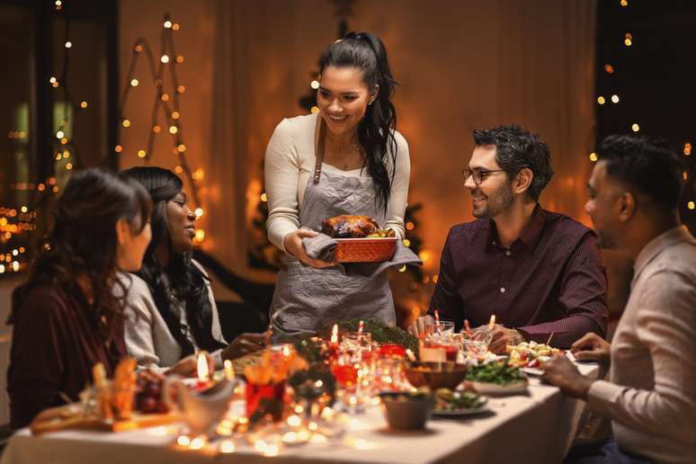 Especialistas listam como ter cuidados com a saúde e evitar os exageros durante a época de celebrações, cheia de emoções e sabores