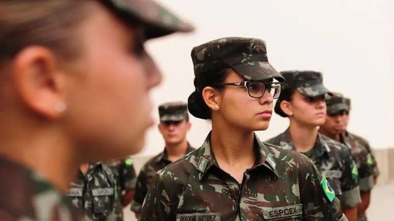 A partir do ano que vem, as mulheres vão poder se alistar no serviço militar