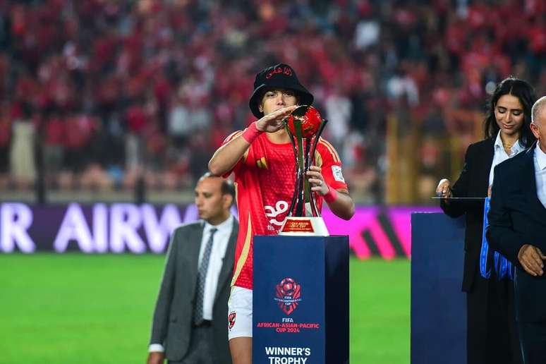 Eman Ashour com a taça da Copa África-Ásia-Pacífico –