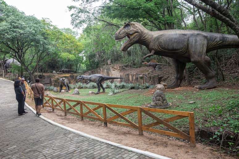 'Jurassic Park': às margens do Rio Tietê e a 100 quilômetros da capital, o Parque Rocha Moutonnée, em Salto, conta a 'história do mundo a céu aberto' com réplicas gigantes de dinossauros.