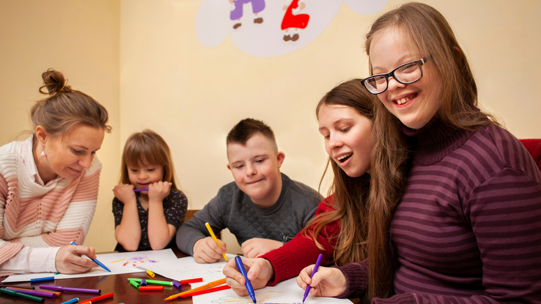 A escola tem uma função crucial na educação inclusiva, sendo responsável por garantir que o espaço educacional seja estruturado para acolher a diversidade de seus alunos