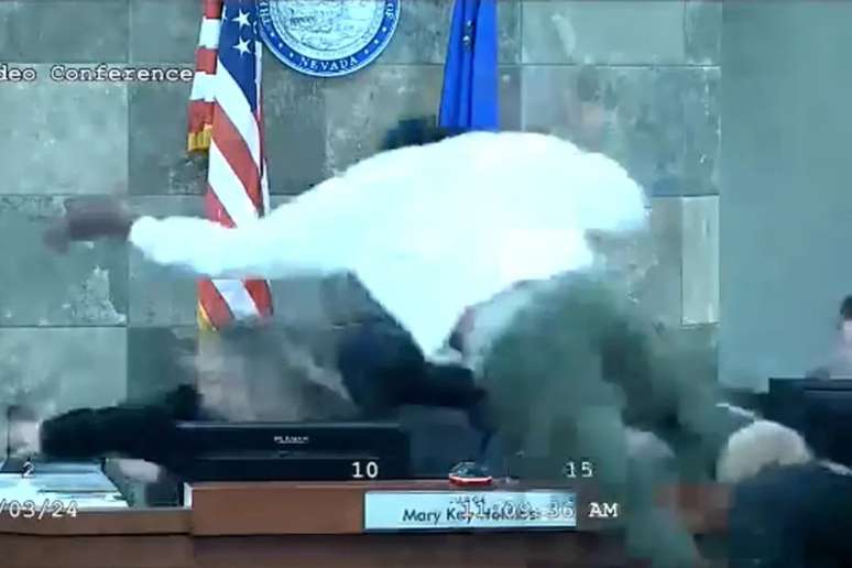 O r&eacute;u Deobra Redden atacou a ju&iacute;za Mary Kay Holthus em audi&ecirc;ncia no dia 3 de janeiro de 2024, nos Estados Unidos