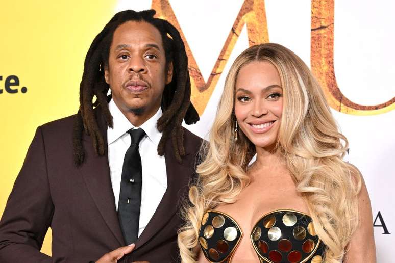 Jay-Z e Beyoncé compareceram a evento depois do rapper ser formalmente acusado de estuprar uma jovem de 13 anos em 2000