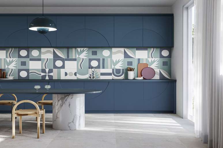 As tonalidades de azul representam a beleza do mar 