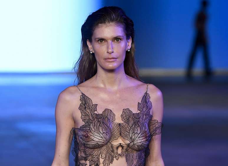 Carol Francischini no desfile de Vinnicius Afonso 