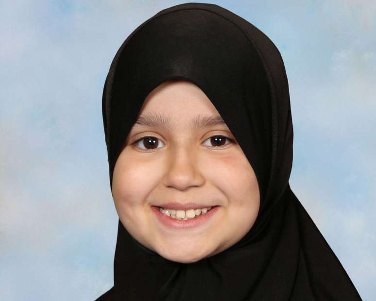 Sara come&ccedil;ou a usar hijab para ir &agrave; escola em 2022