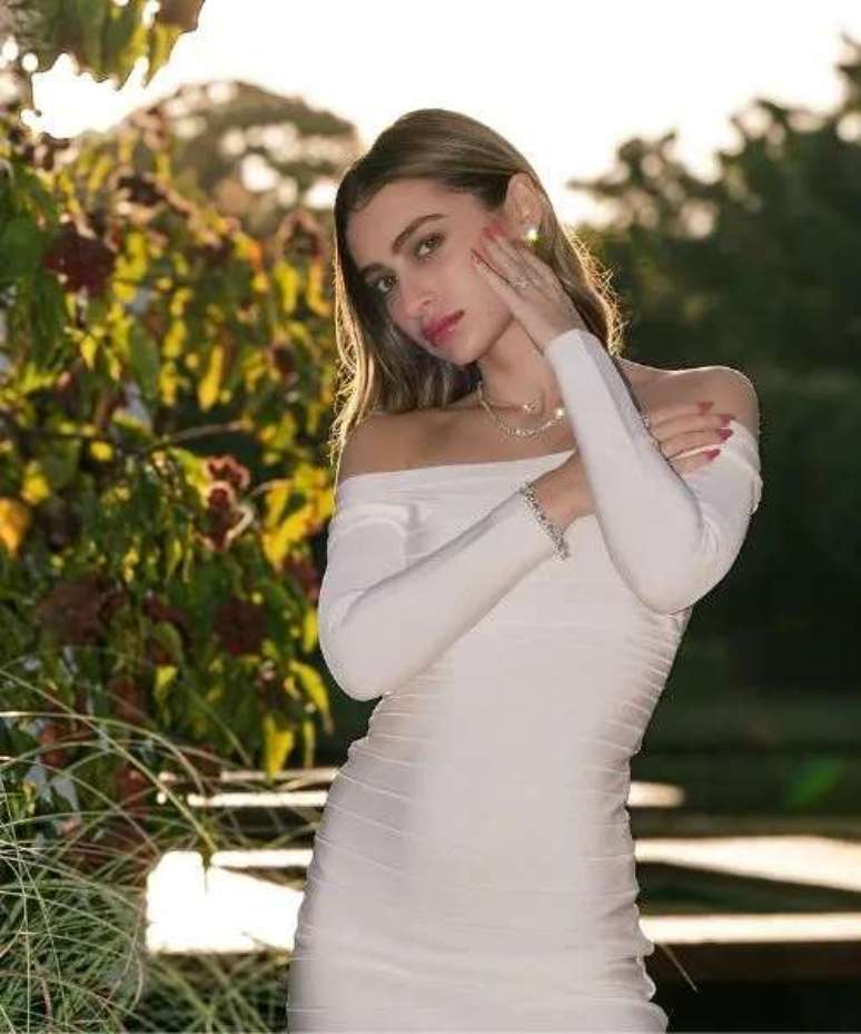 Combine o decote ombro a ombro com joias –