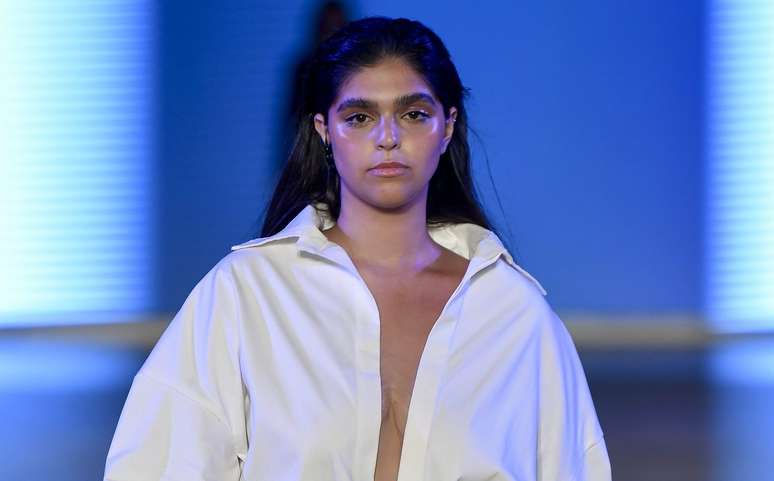 Modelo Eduarda no desfile de Vinnicius Afonso 