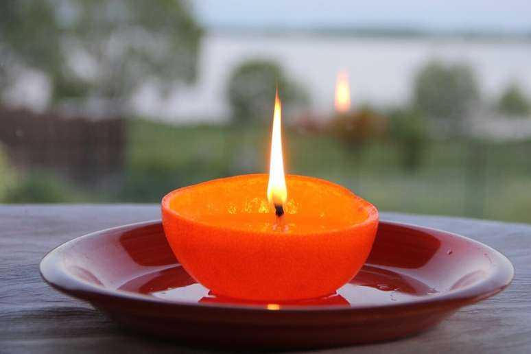 A vela laranja manifesta a limpeza do chakra e a abertura de caminhos 