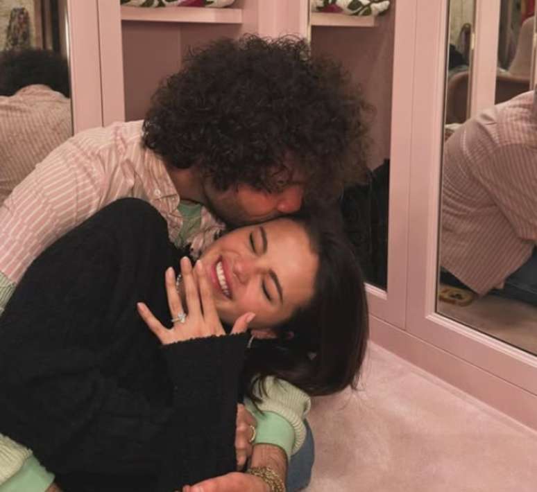 Benny Blanco e Selena Gomez estão noivos, de acordo com postagem feita pela cantora na quinta-feira, 12