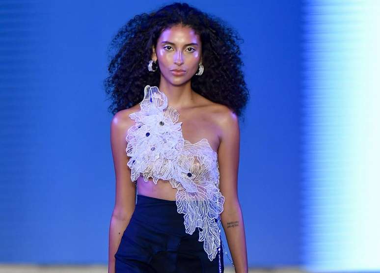 Modelo Ana no desfile de Vinnicius Afonso 