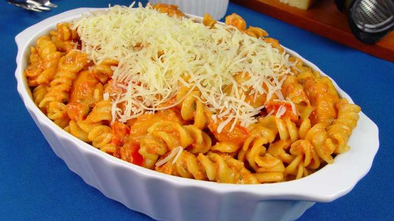 Pasta with creamed chicken: a family-sized dish
