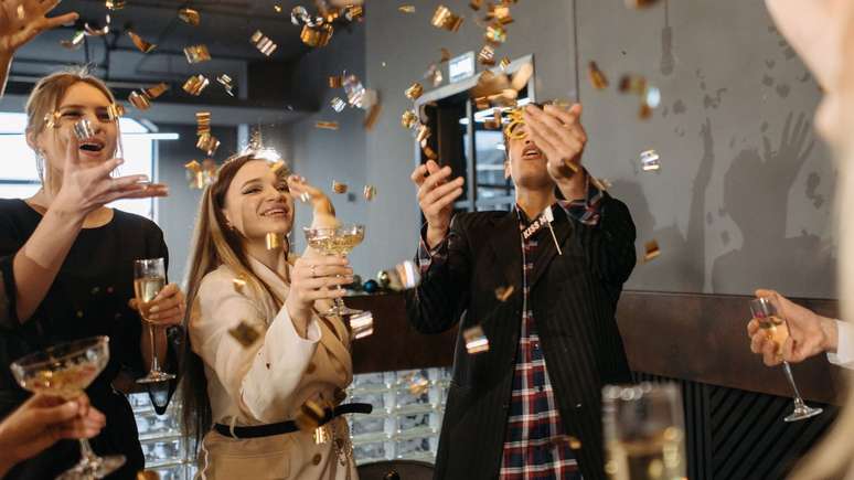 Pegamos algumas dicas com a terapeuta e especialista em comportamento empresarial, Simone Resende, para as festa da empresa