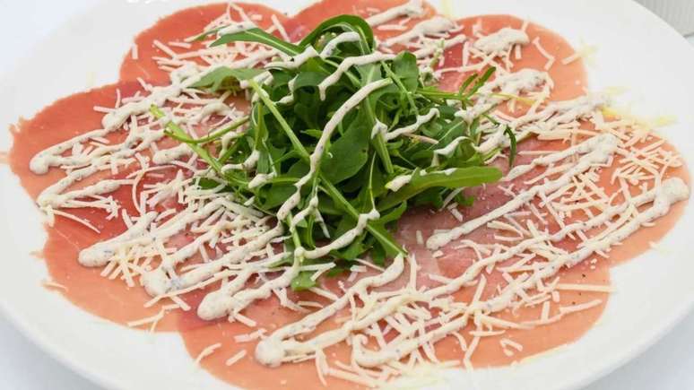Traditional carpaccio: find out how to prepare the sophisticated appetizer