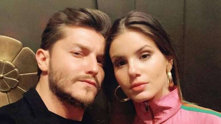 Klebber Toledo e Camila Queiroz