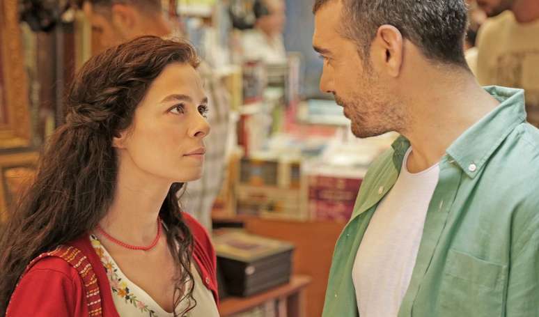 Importante pessoa tenta impedir que Bahar descubra verdade sobre Sarp/Alp, na novela 'For&ccedil;a de Mulher'.
