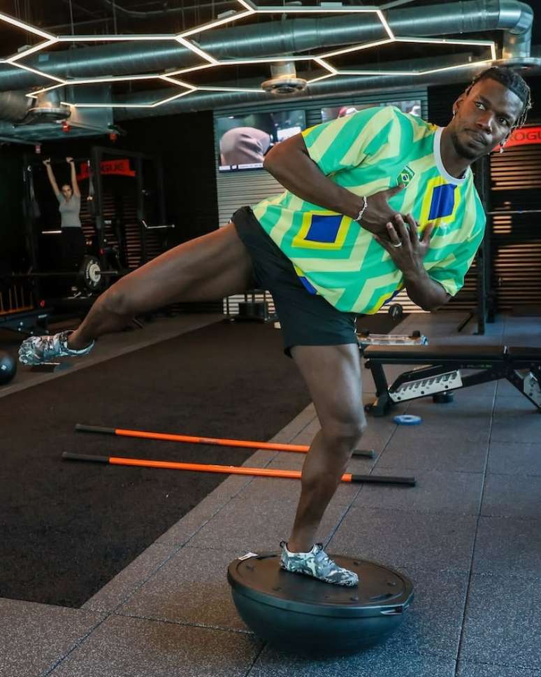 Pogba posa com camisa do Brasil ap&oacute;s brincar sobre possibilidade de jogar no Corinthians