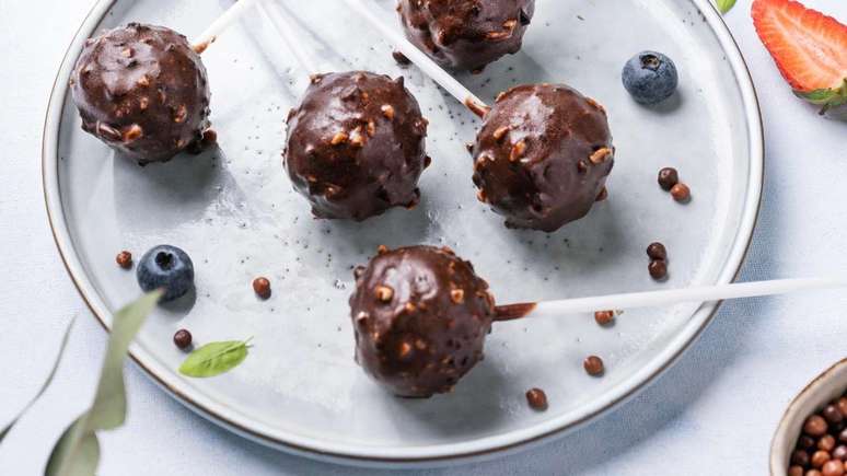 Gingerbread ball: make the dessert on sticks
