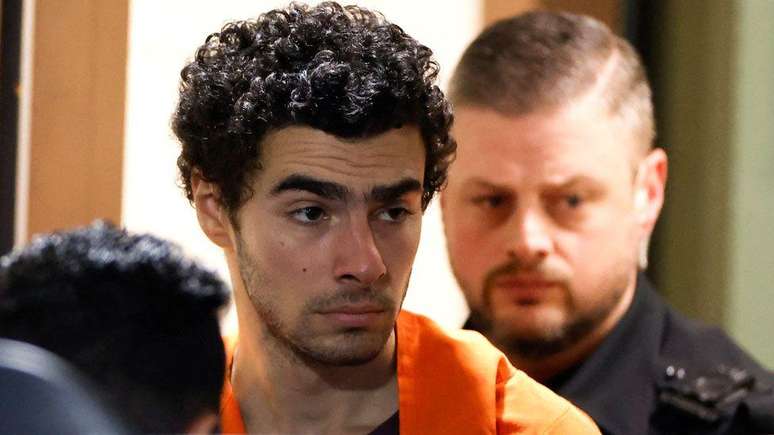 Luigi Mangione est&aacute; lutando contra a extradi&ccedil;&atilde;o da Pensilv&acirc;nia para Nova York, onde enfrenta acusa&ccedil;&atilde;o de homic&iacute;dio