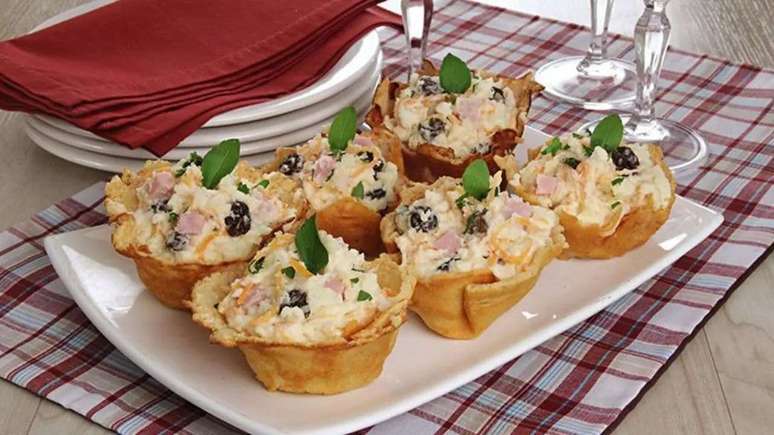 Sausage in a parmesan basket: the perfect snack for Christmas