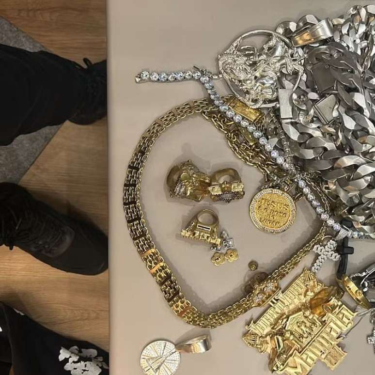 PF e MP fazem operação contra policiais civis suspeitos de cobrar propina de influenciadores em SP. Na foto, objetos apreendidos.