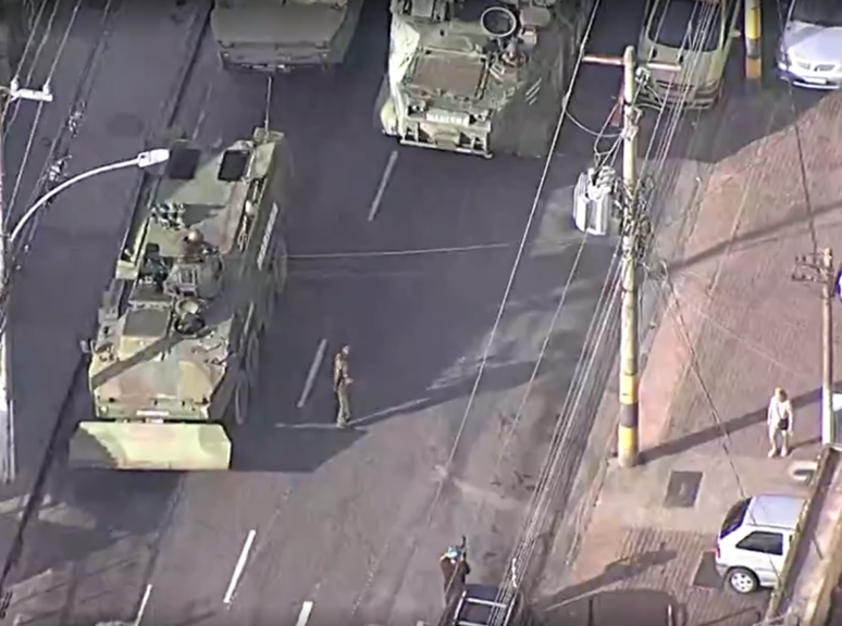 Blindados da Marinha circulam pelo Complexo de Lins