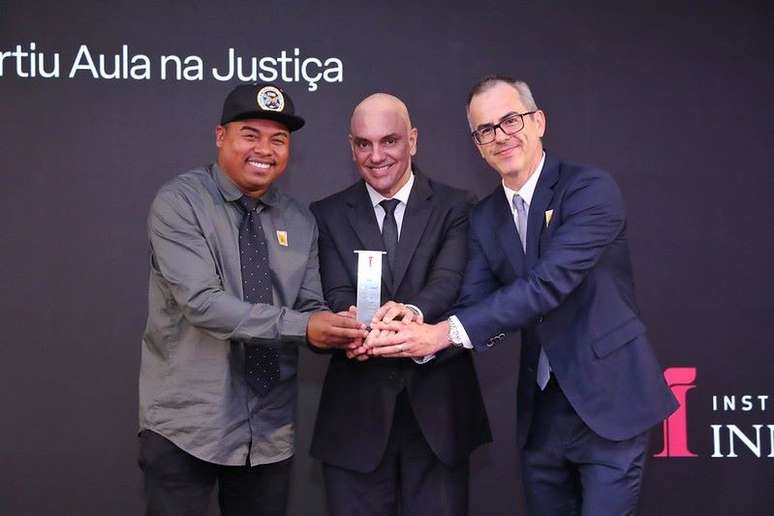 Ministro Alexandre de Moraes entrega o Prêmio Innovare ao rapper Rafa Rafuagi e ao juiz Charles Maciel Bittencourt, no Supremo Tribunal Federal (STF).