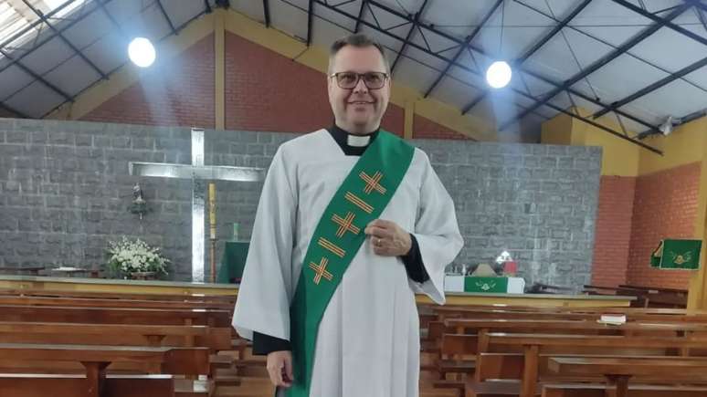 Schroeder atua na par&oacute;quia desde 2022, dedicando-se &agrave; inclus&atilde;o de pessoas LGBTQIA+ na comunidade crist&atilde;