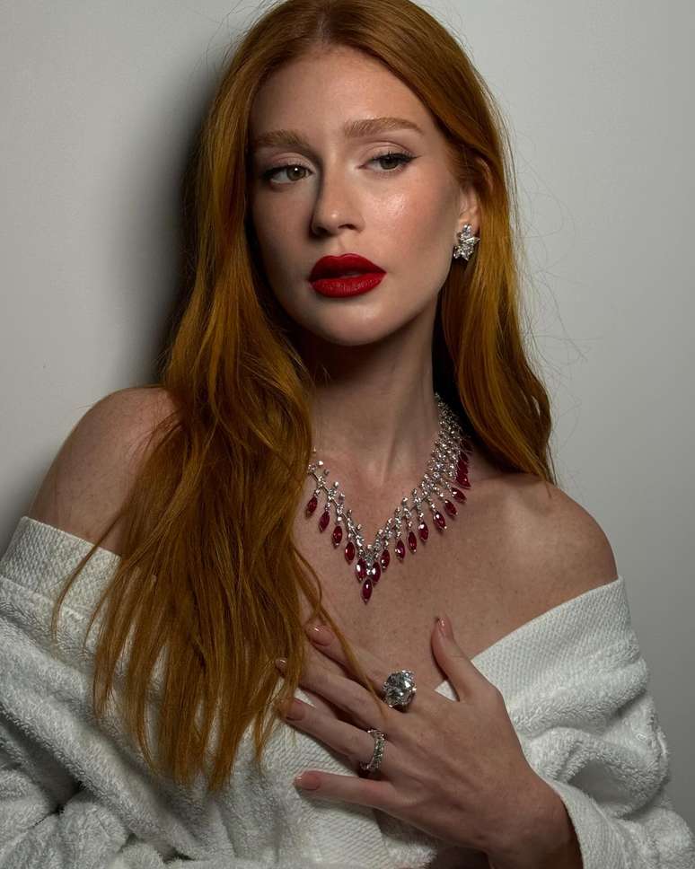 Marina Ruy Barbosa usa anel de noivado