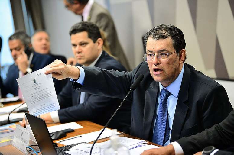 O relator Eduardo Braga (MDB-AM) e o presidente da CCJ, Davi Alcolumbre (UNIÃO-AP)