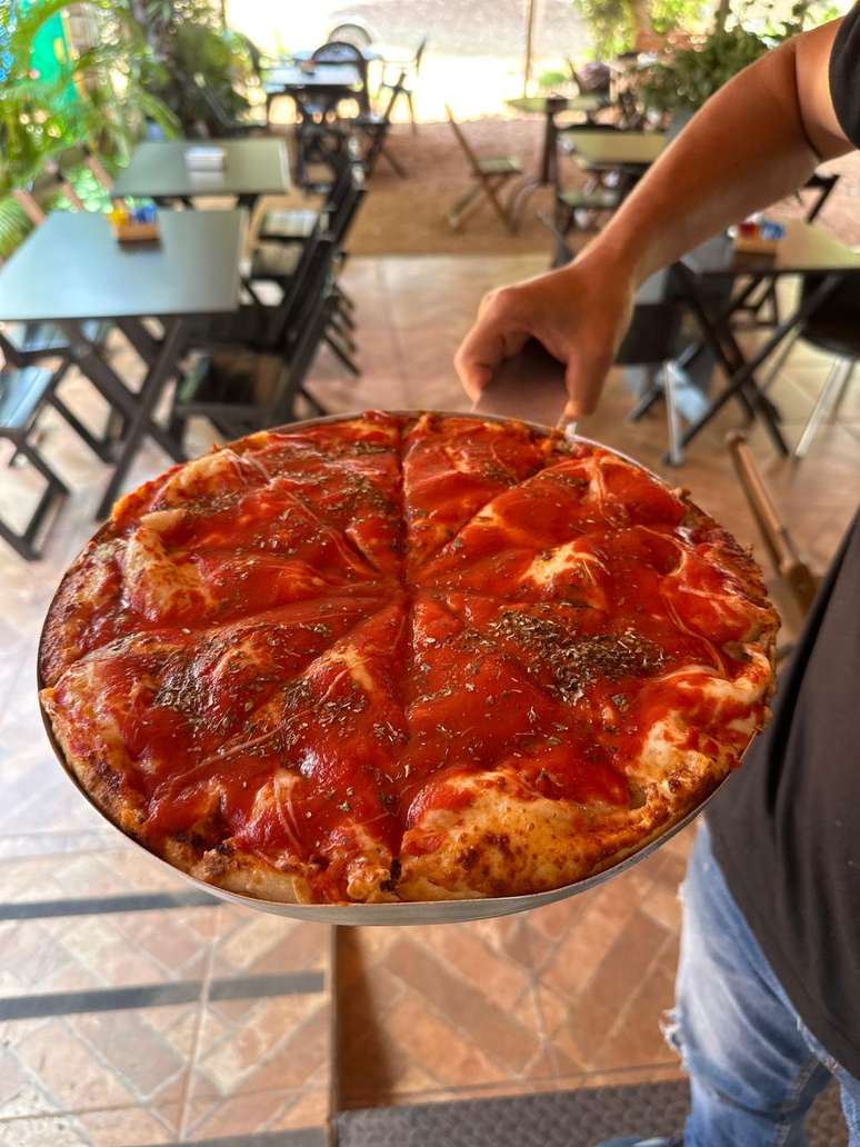 Na pizzaria mantida por Val&eacute;ria, esposa de Enildo, h&aacute; onde se sentar