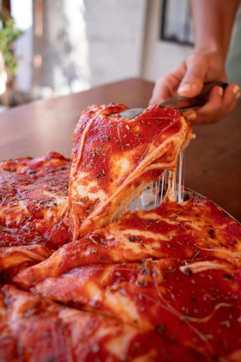 O molho por cima &eacute; o charme da pizza, acredita seu Enildo