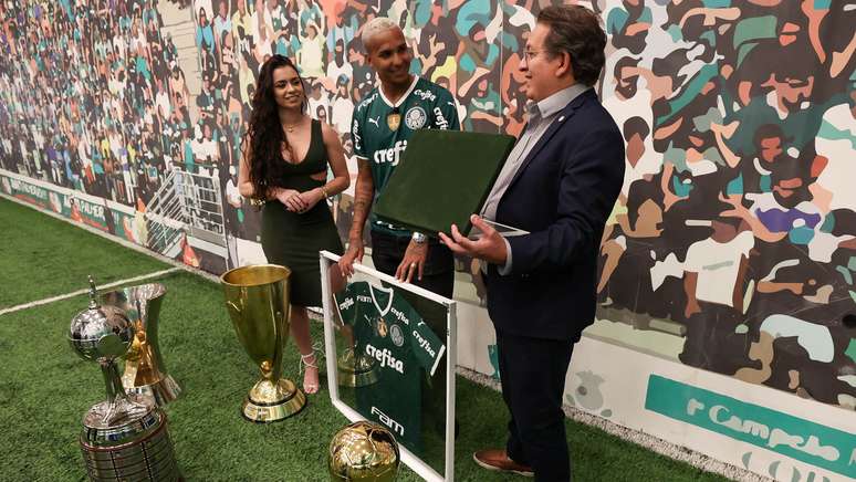 El vicepresidente Paulo Buosi, del SE Palmeiras, rinde homenaje al jugador Deverson por su tiempo y dedicación al club, en la Academia de Fútbol -