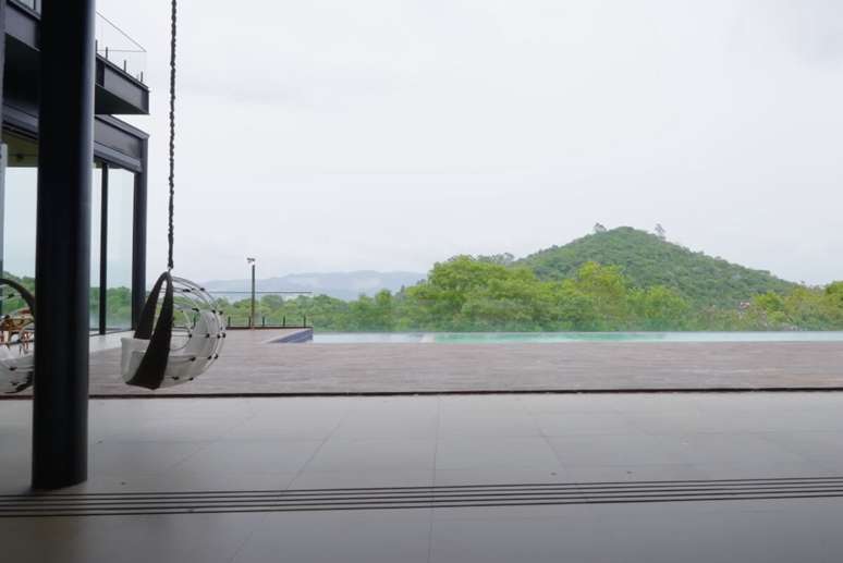 Imóvel conta com piscina de borda infinita –