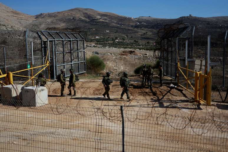 Soldados israelenses montam guarda perto da linha de cessar-fogo entre a S&iacute;ria e as Colinas de Gol&atilde; ocupadas por Israel , em 9 de dezembro de 2024.