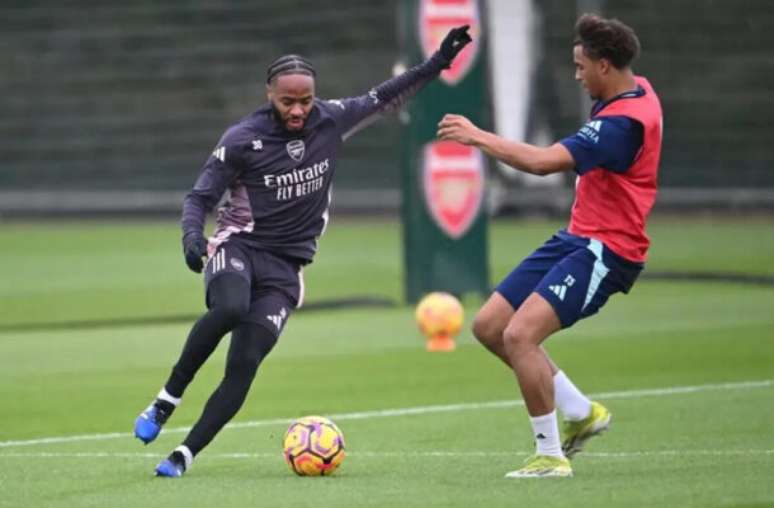 - Legenda: Jogadores do Arsenal durante treinamento da equipe