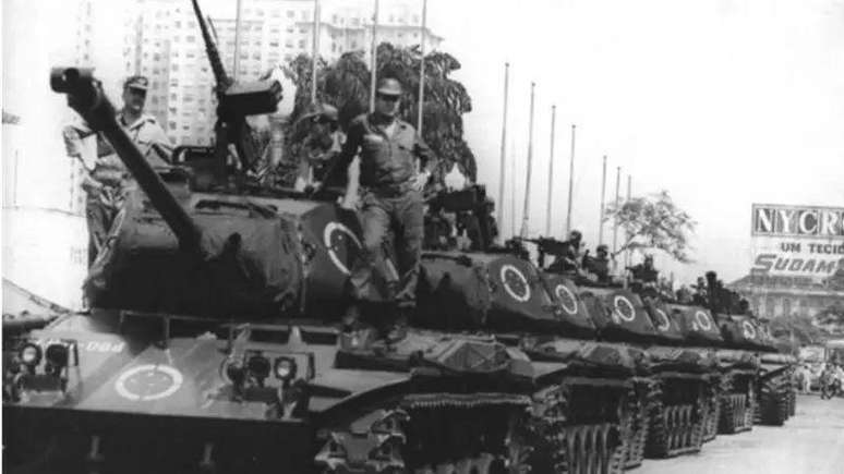 Tanques ocupam avenida no Rio de Janeirobrazino cassino é confiável1968