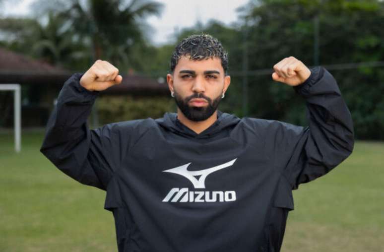 Gabigol observa a vista no hotel em que está hospedado em Tóquio –