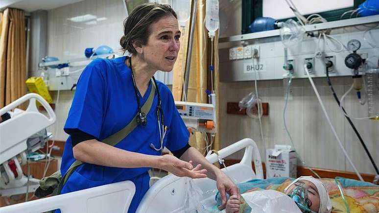 A pediatra Tanya Haj-Hassan examina uma criança ferida no Hospital Al Aqsa Martyrs em Deir al Balah, centro de Gaza.