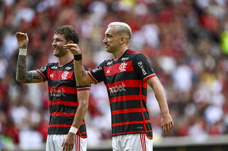 Zaga de Léos, o Pereira e o Ortiz: chegada de Filipe Luís ao comando do Flamengo consolidou atualmente a dupla como titular –
