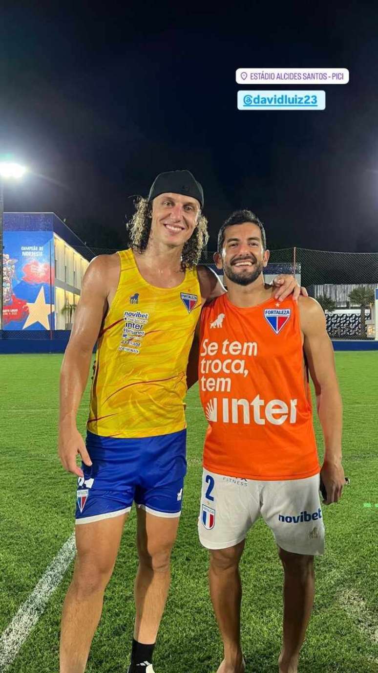 Torcedores do Fortaleza ficaram animados com David Luiz usando o uniforme do clube; zagueiro está em fim de contrato com o Flamengo –