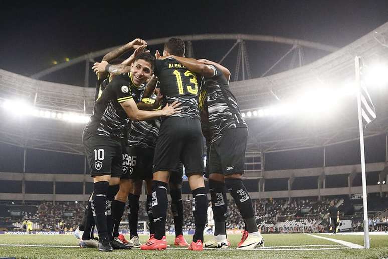 Botafogo 3 x 0 Vasco &ndash; Campeonato Brasileiro de 2024 &ndash; V&iacute;tor Silva/Botafogo
