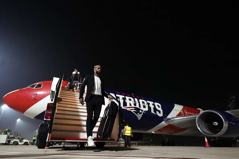 Jogadores do Botafogo desembarcam de avião do New England Patriots