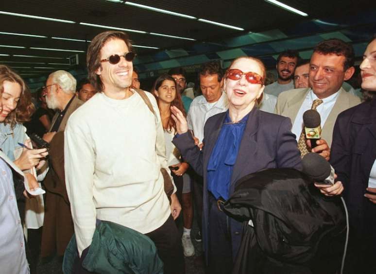 Em foto de 11 de fevereiro de 1999, Fernanda Montenegro e Walter Salles desembarcam no aeroporto internacional do Rio de Janeiro quando vieram de Nova York após receber indicações ao Oscar de melhor filme estrangeiro e melhor atriz.