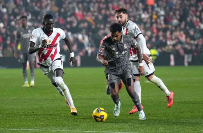 Foto|: Angel Martinez/Getty Images - Legenda: Rodrygo se esforça para superar marcação do Rayo Vallecano