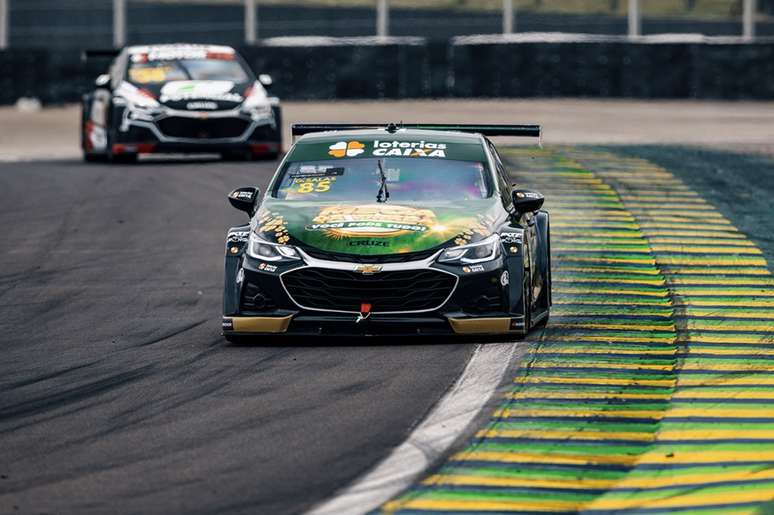 Um ótimo final de semana para Guilherme Salas: pole e vitória na corrida principal.