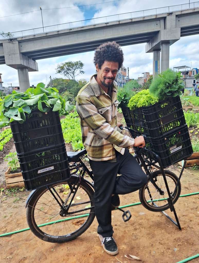 Everton da Silva Oliveira, coordenador da Ciclolog, em uma das atividades do negócio, a Bike Horta, que distribui alimentos.