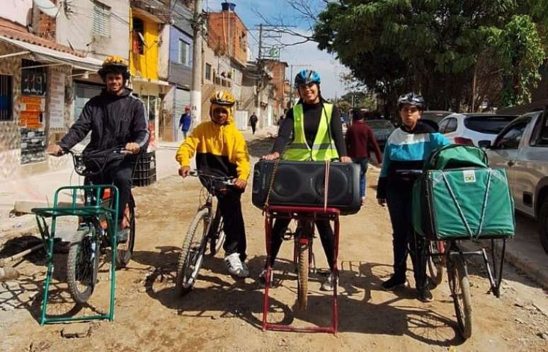 Integrantes da Ciclolog, que realiza o projeto Bike Som na periferia da zona leste de São Paulo, na região de São Miguel Paulista. 