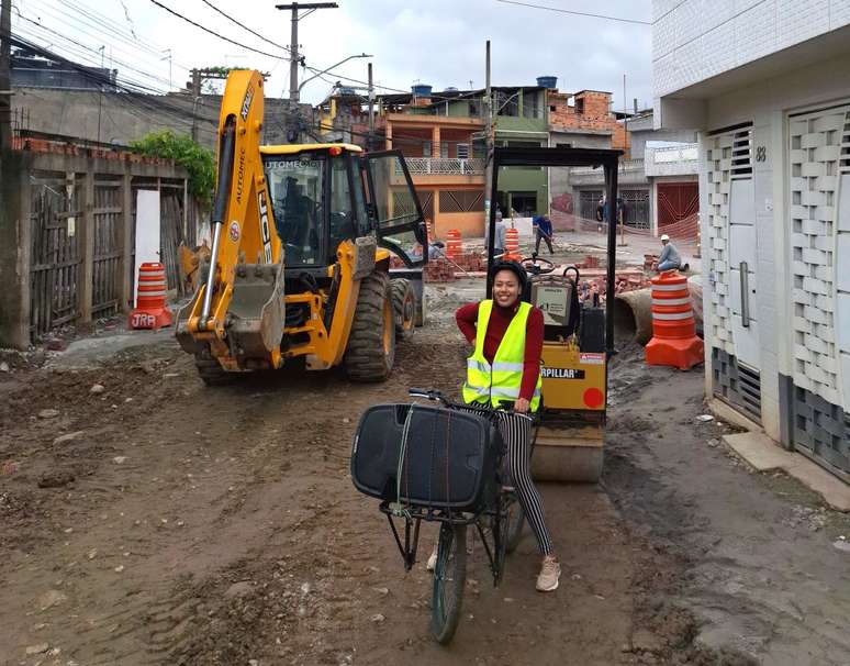 Gisele Fernanda Amâncio da Silva, divulgadora da Bike Som. Bicicletas entram onde nenhum outro veículo passa.